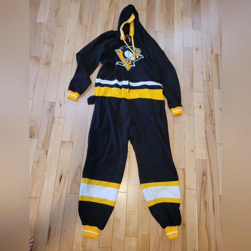 Pittsburg Penguins Hockey Sockey Men's Size Large (Says XL But Fits Small)